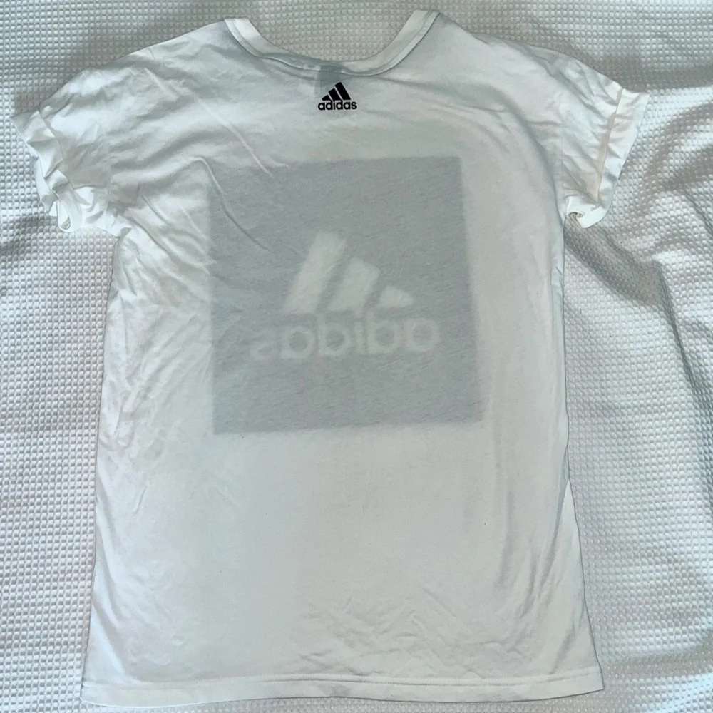 NEVER WORN BEFORE Adidas White Tee With Black Logo Size Small - Picture 2 of 2